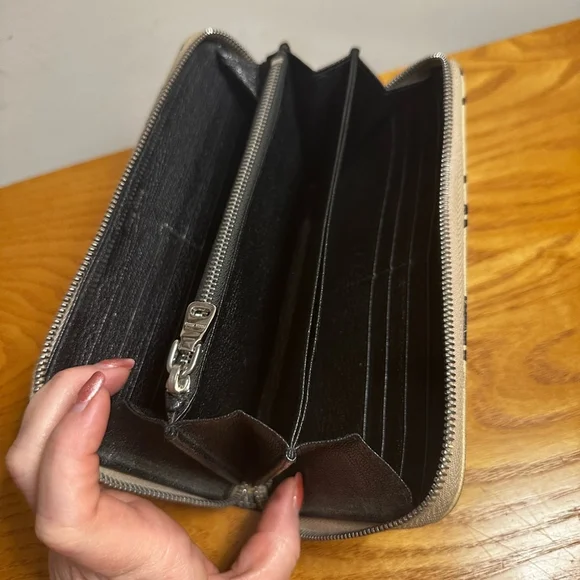 Miu Miu Rare Beige Leather Zip Wallet with Black Cat Design - Picture 11 of 13